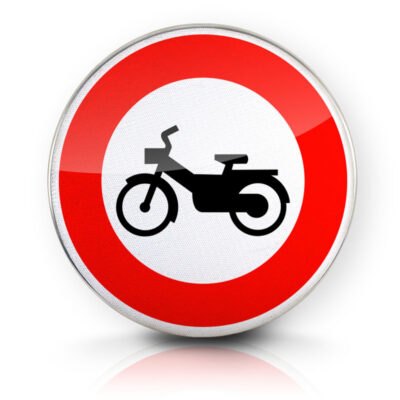 panneau-acces-interdit-motos-senegal Panneau de signalisation accès interdit aux motos et deux-roues motorisés.