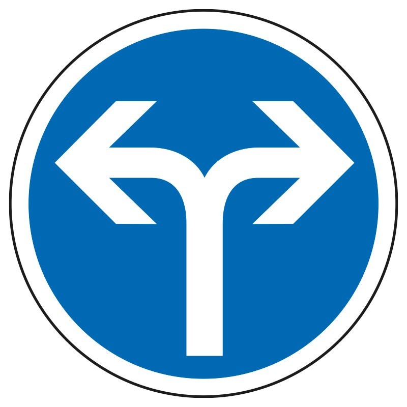 Panneau routier direction obligatoire à gauche.