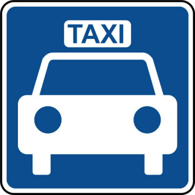 Panneau routier indiquant une station de taxis.