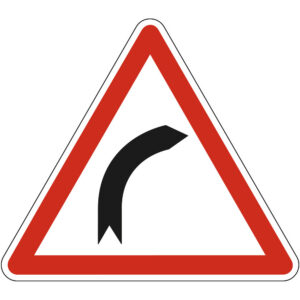 Panneau de danger virage à droite pour la signalisation routière au Sénégal.
