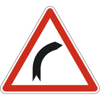 panneau-virage-droite-senegal Panneau de danger virage à droite pour la signalisation routière au Sénégal.