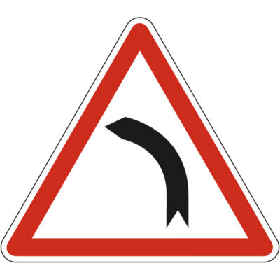 panneau-virage-gauche-senegal Panneau de danger virage à gauche pour la signalisation routière au Sénégal.
